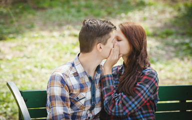 Obraz premium Couple kissing on the bench
