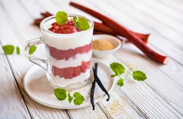 Gordijnen Layered dessert with yoghurt and rhubarb © noirchocolate
