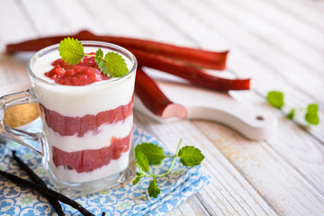 Gelaagd dessert met yoghurt en rabarber