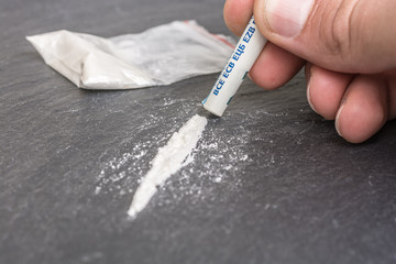 Line Kokain ziehen und schnupfen