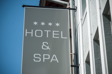 enseigne hôtel et spa de luxe