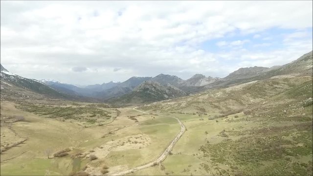 Vista acelerada de las sobras de la nubes en el valle de Valdejea