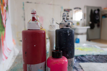 Farbflaschen, Künstler