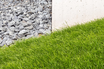 Materialmix in der modernen Gartenarchitektur: Sichtbeton, Naturstein, Zierrasen – geradlinig,...