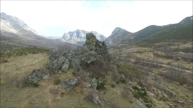 Vuelo de dron sobre creston de cuarzita en el valle de Valdeteja