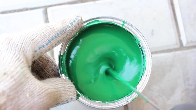 Stirring paint with an drill