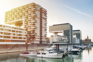 Rheinauhafen und Kranhäuser in Köln bei Sonnenaufgang 