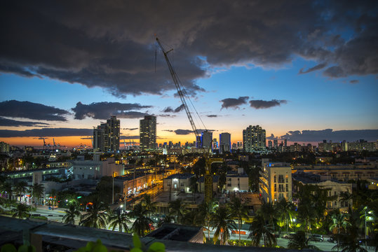 Miami Skyline Florida USA - Sonnenuntergang  und Abendrot mit Blick zum Hafen und Downtown