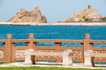 Wybrzeże w Muscat - widok na ruiny fortów.