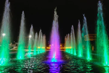 Papier Peint photo autocollant Fontaine fontaine d& 39 eau colorée la nuit