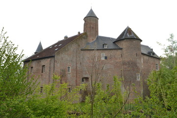 Obraz premium kasteel Waardenburg aan de Waal te midden van het voorjaarsgroen