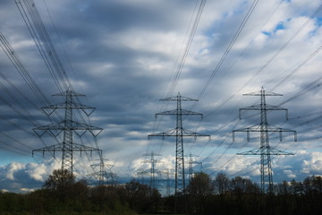 Strommäste mit dramatischen Wolken