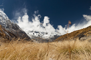 Szczyty w chmurach, Himalaje, Nepal © Rafał Bachanek