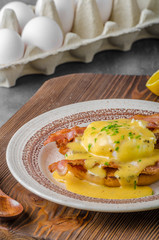 Eggs benedict with bacon