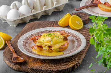 Eggs benedict with bacon