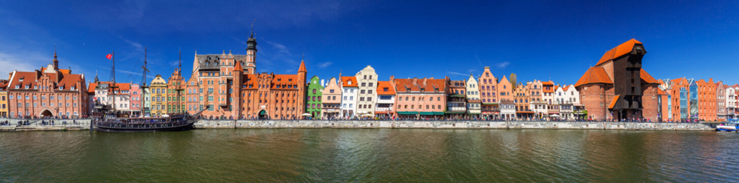 Fototapeta Panorama starego miasta Gdańska nad Motławą, Polska