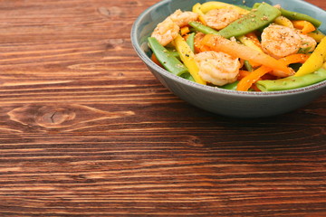 Snow pea salad with shrimps and pepper