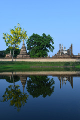 Fototapeta na wymiar Historic temple and blue sky at Sukhothai in Thailand. 