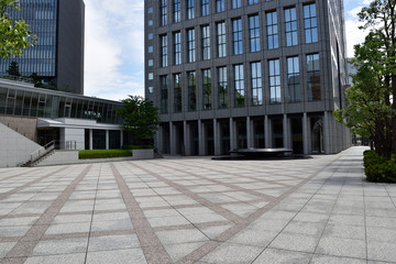 オフィスビル前の広場 © hideky