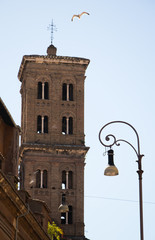wenecka wieża z oknami na tle zdobionej latarni ulicznej w jasny słoneczny dzień © Magdalena