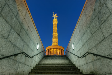 Obraz premium The Victory Column in Berlin at night seen from a different view