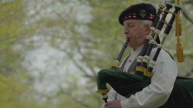 Revolutionary War era piper plays bagpipes