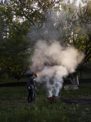 Obraz premium Boy making bonfire