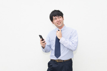 スマートフォンを持つビジネスマン