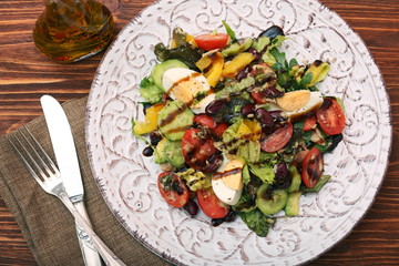 Salad with tuna, egg, tomato and beans