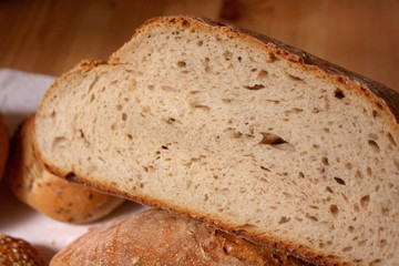 Angeschnittenes Bauernbrot mit Gewürzen