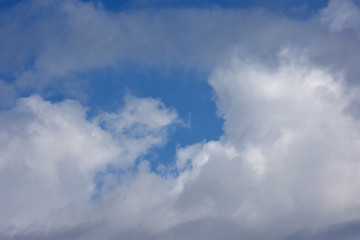 Fototapeta na wymiar 青空と雲「空想・青空に浮かび上がる雲のモンスター」栄光、夢などのイメージ