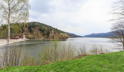 Fototapeta na wymiar Zbiornik wodny zaporowy Klimkówka (Jezioro Klimkowskia)na rzece Ropa utworzony w 1994 roku w powiecie Gorlice. Przy zaporze elektrownia 1,1 MW