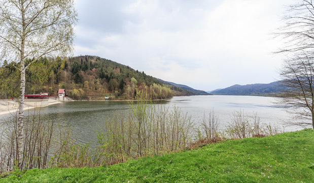 Zbiornik wodny zaporowy Klimk&oacute;wka (Jezioro Klimkowskia)na rzece Ropa utworzony w 1994 roku w powiecie Gorlice. Przy zaporze elektrownia 1,1 MW