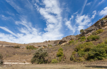 Горный пейзаж Аликоновского ущелья, склоны и скалы на фоне неба. Красивейшие виды на долины. Кисловодск, Россия.
