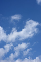青空と雲「空想・何かに立ち向かうユニークな顔のモンスターたち」立ち向かう、迎え撃つ、遊撃、躍進、仲間、目標達成、進行などのイメージ
