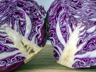 Obraz premium Cross section of red cabbage