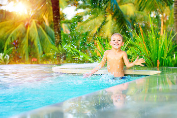 Obraz na płótnie Canvas Little boy in the pool