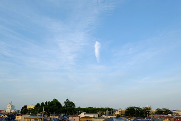 鱗雲と初夏空