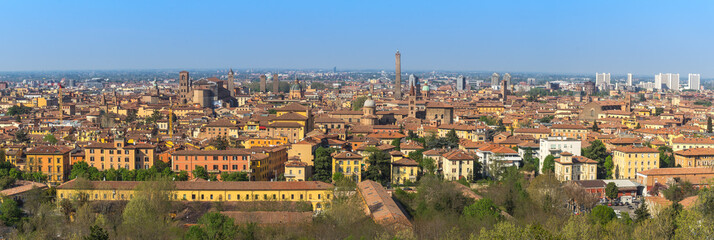 Obraz premium Wide panorama of Bologna old town, Italy