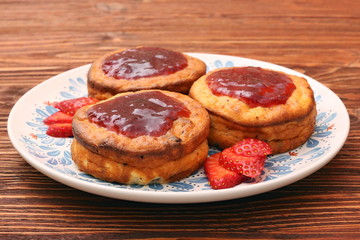 Obraz na płótnie Canvas Cottage cheese patties with strawberry jam.