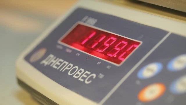 Lab weight with a red dial