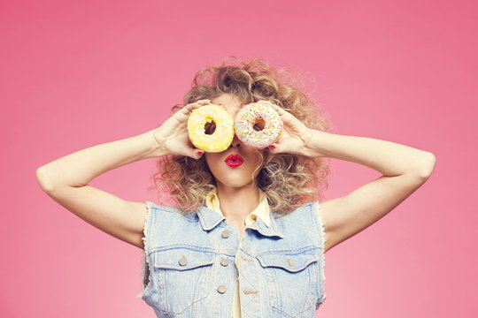 the girl with the eyes of donuts