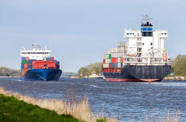 Begegnung auf dem Nord-Ostseekanal in Schleswig-Holstein, Containerschiffe