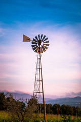 Coucher de soleil sur une éolienne en Toscane