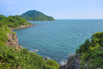 Naklejka premium Beautiful aerial view point of tropical sea bay and island, with mountain cliff and rocks in foreground, Noen Nangphaya View Point at Chalerm Burapha Chonlathit Highway, Chanthaburi, Thailand.