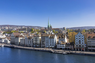 Aussicht vom Lindenhof auf den Limmatquai in Zürich