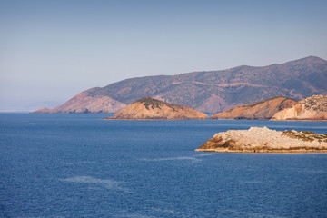 Wakacje na Krecie w Grecji. Skaliste wybrzeże morza śródziemnego.