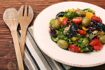 Tuna salad with cherry tomatoes, beans and olives