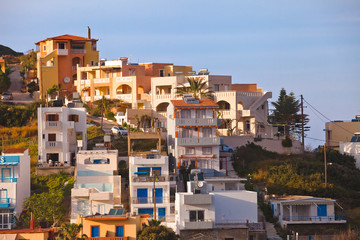 Fototapeta Wakacje na Krecie w Grecji. Śródziemnomorskie miasteczko nad morzem. obraz