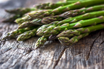 Fresh organic asparagus on rustic background - obrazy, fototapety, plakaty
